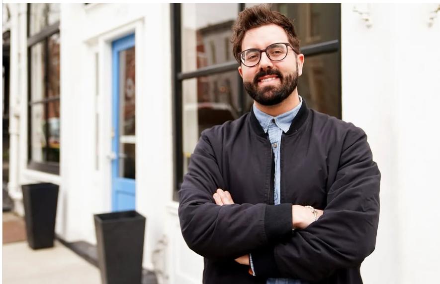 万斯家族遭遇重创，其MAGA兄弟败选。
据美联社报道，JD Vance 的同父异