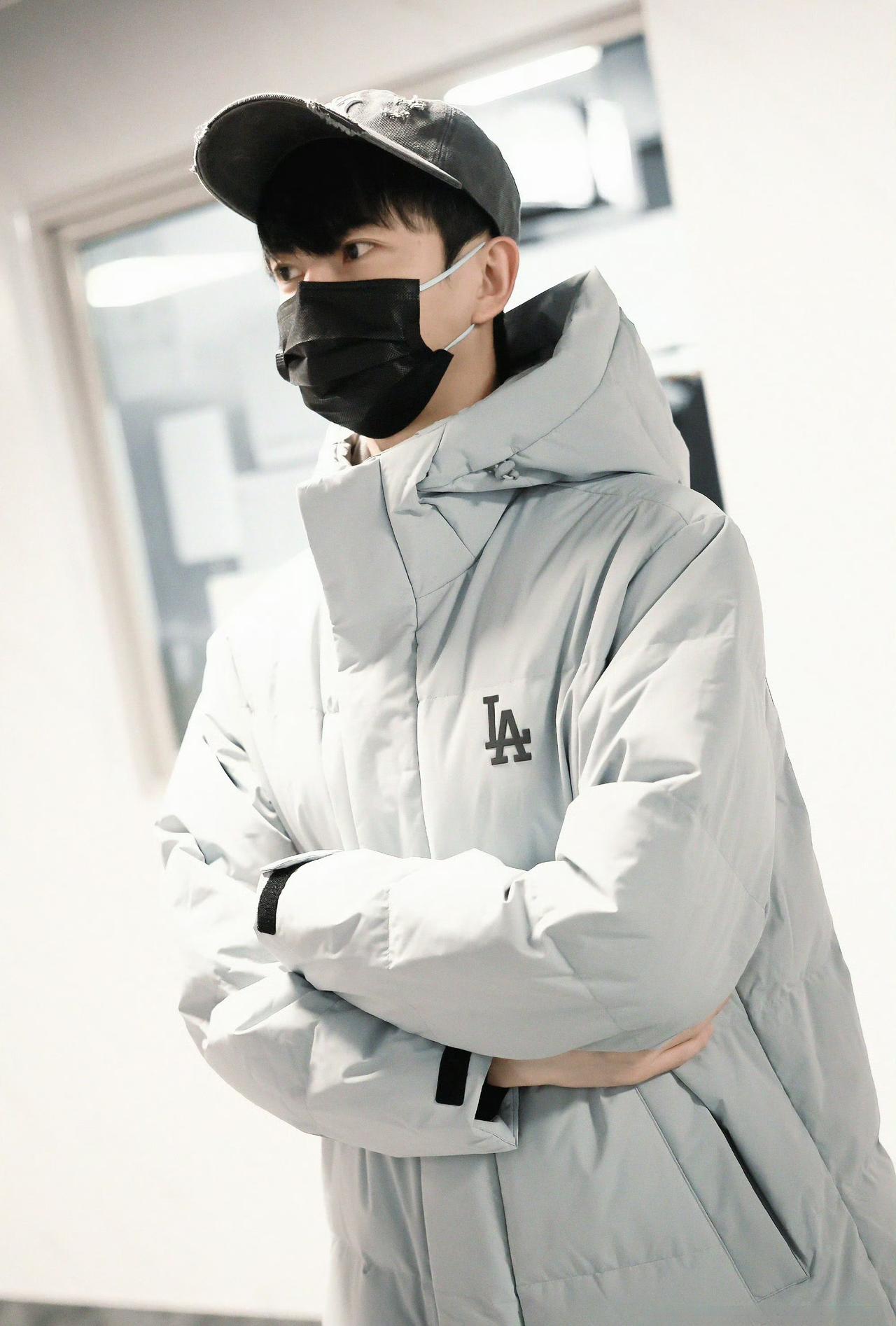 河南鹅毛大雪我们这也极速降温，昨天短袖，今天棉袄，那边的你，也要注意保暖哦降温我