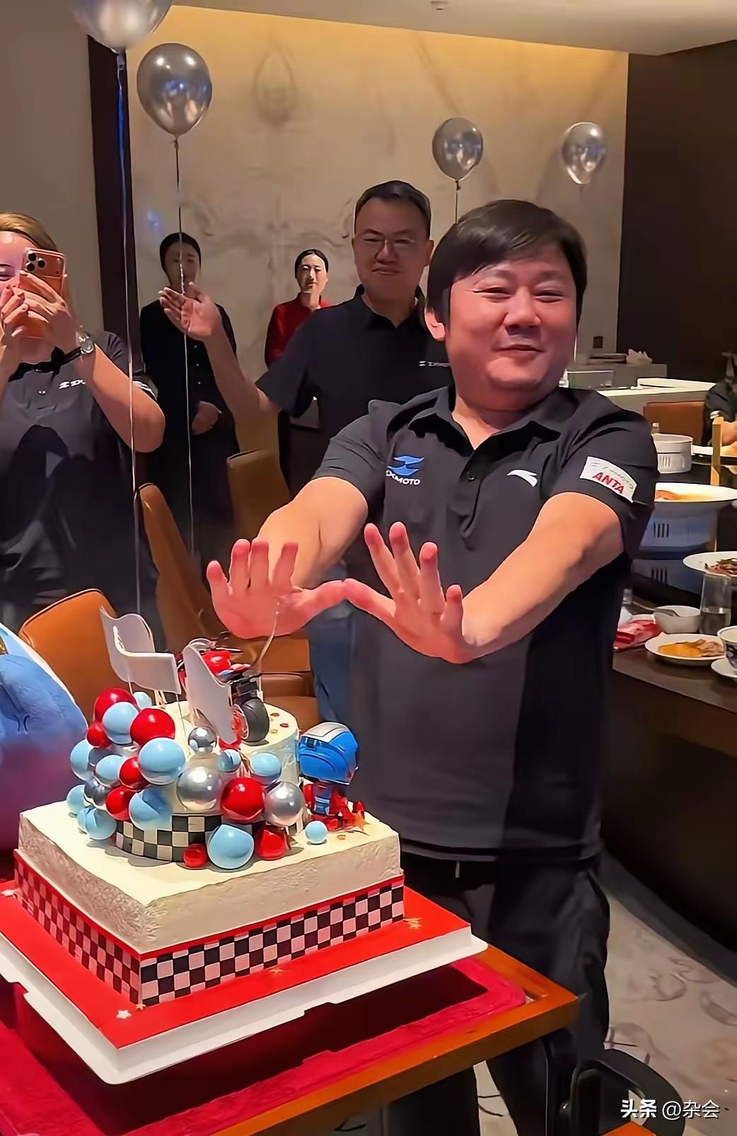从修车铺学徒到世界冠军，张雪用了20多年。
39岁生日会上，他没有许愿品牌大卖，