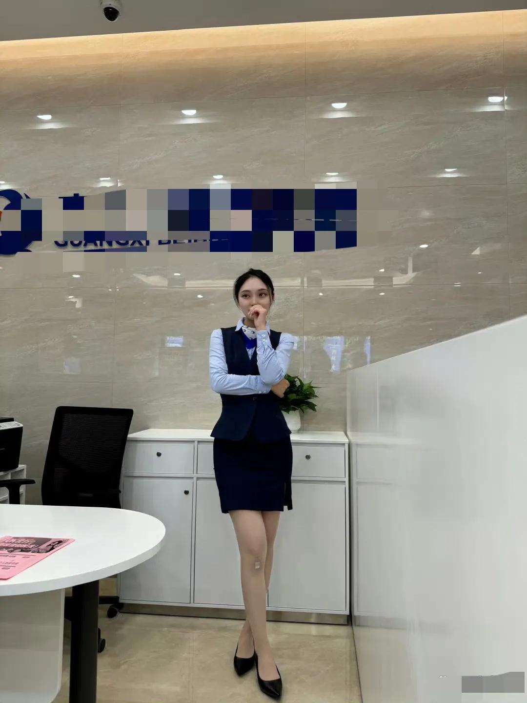 银行的女客户不仅长得漂亮业务也是杠杠的！为了拉业绩，陪客户喝酒到深夜都不是问题！