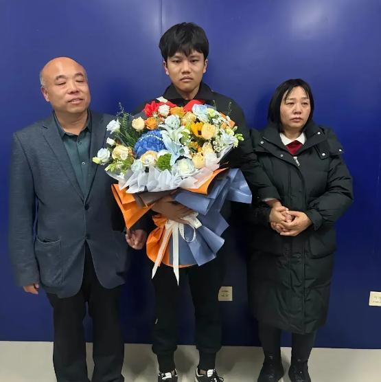 解克峰寻子20多年终与儿子团聚，丢失二十多年后，解清帅归来，父亲已有千万身家。