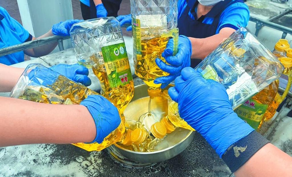 林佳新明确点出台当局卫福部门和农业部门在毒油处置上完全不同步，此前全台的清查工作