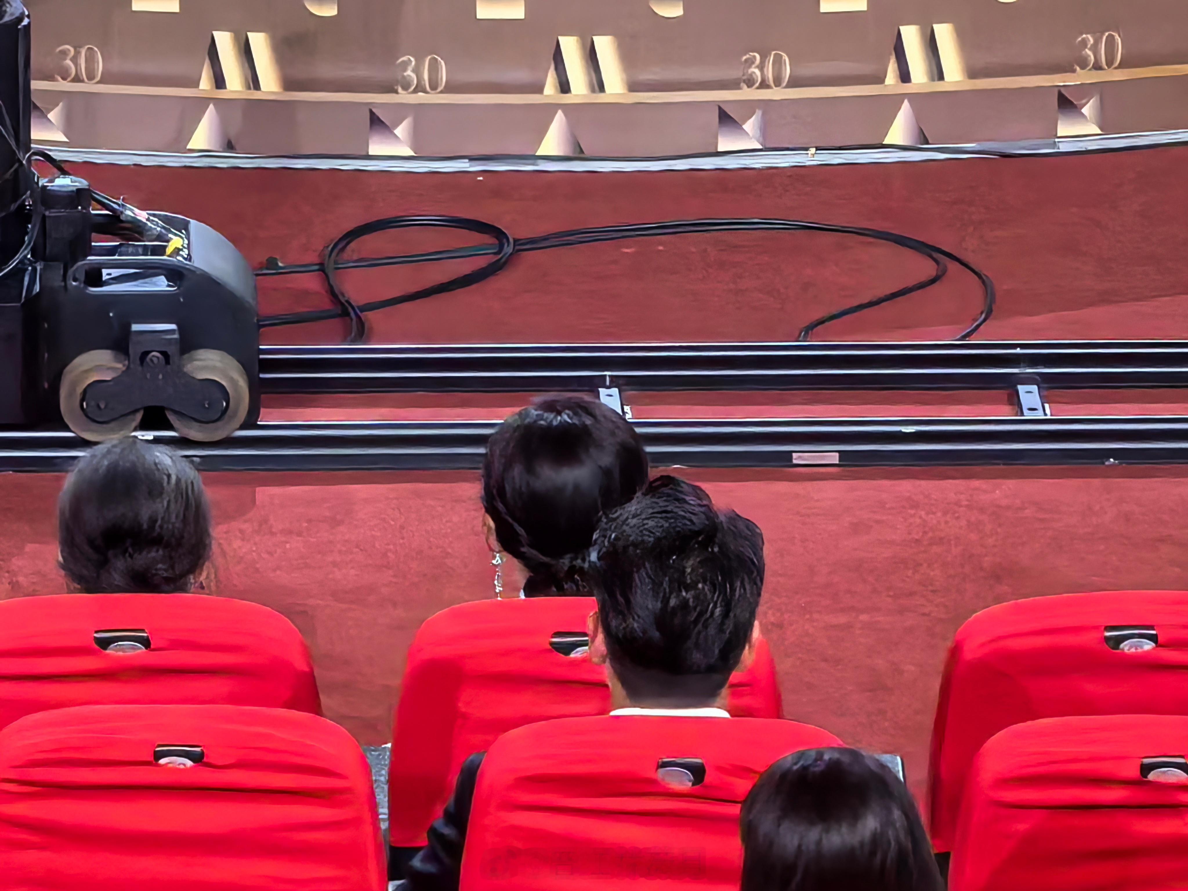 好可爱的后脑勺