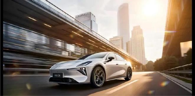 全新的深蓝L06，可能会成为年轻人的Dream car。
法拉利同款磁流变悬架+