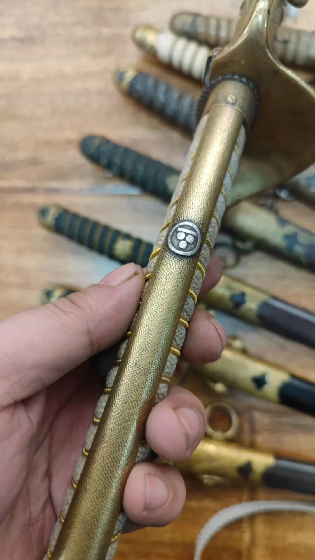 本馆藏品：海军明治十九式指挥刀 。