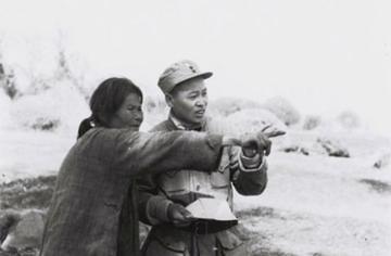 1930年，一位红军小战士送信返回途中，遭遇几十名敌人，他不但不躲藏，反而跳出来