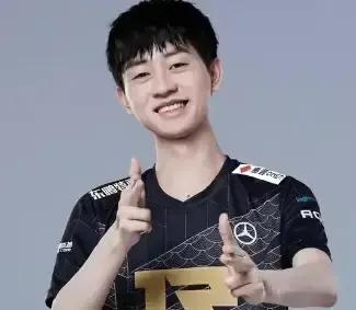 看来ming明年也不会选择复出打比赛了，连Uzi都叫不到来打LOL。
本来Uzi