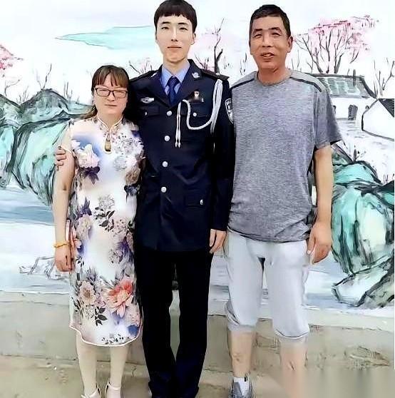 江苏一家商场里，一个母亲的购物袋“啪”地掉在地上，她像疯了一样，冲向不远处一个低