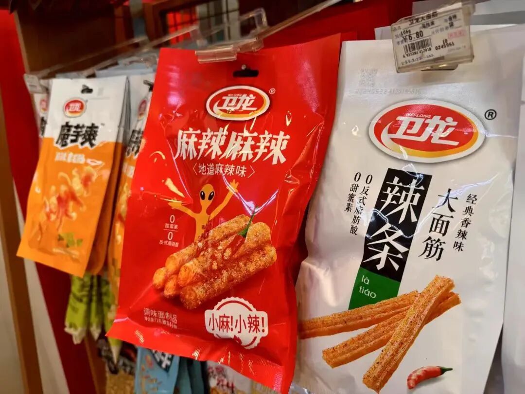 【#辣条一哥不好当##卫龙中期业绩失速#】8月13日晚，“辣条一哥”卫龙美味全球