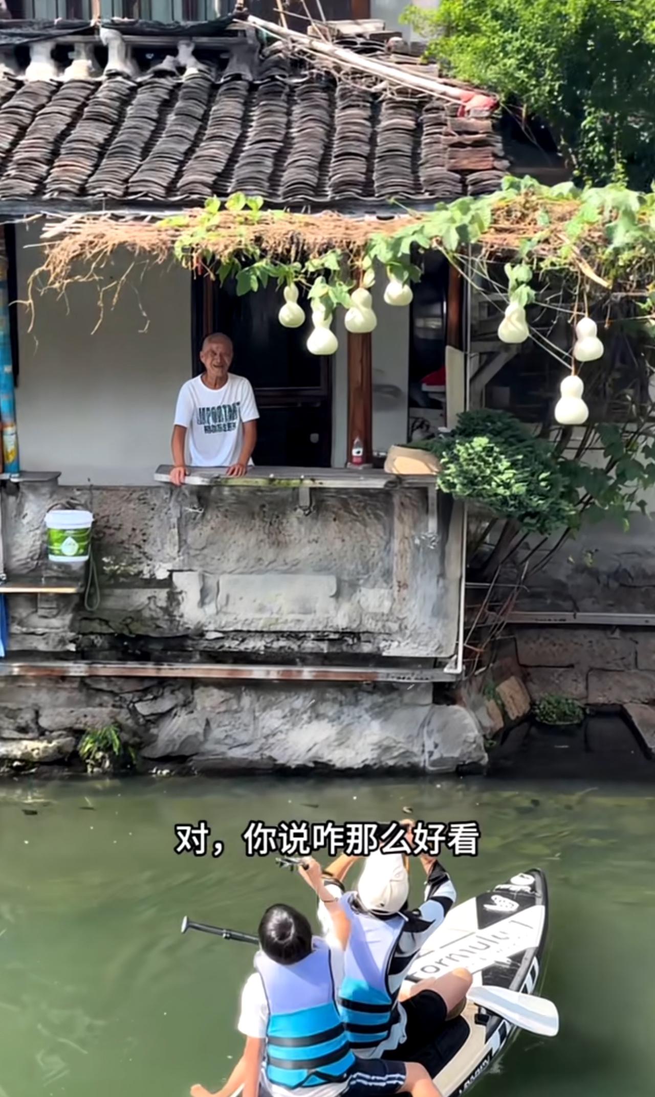 原来最新火出圈的浙江绍兴 “葫芦娃爷爷” 是一位失独老人，因为独子离世，他家房门