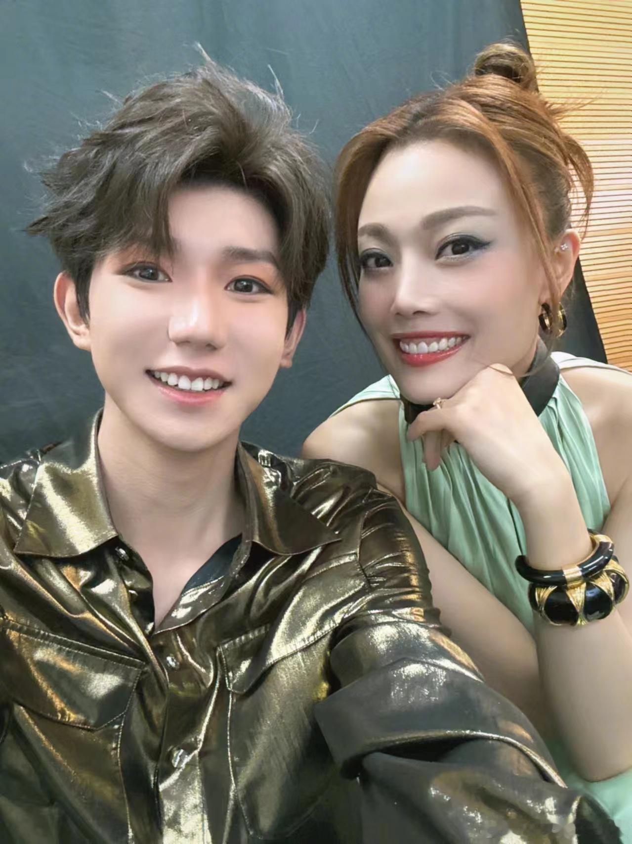 #王源晒与容祖儿合照##王源容祖儿自拍照#王源容祖儿自拍照，哇塞 ​​​