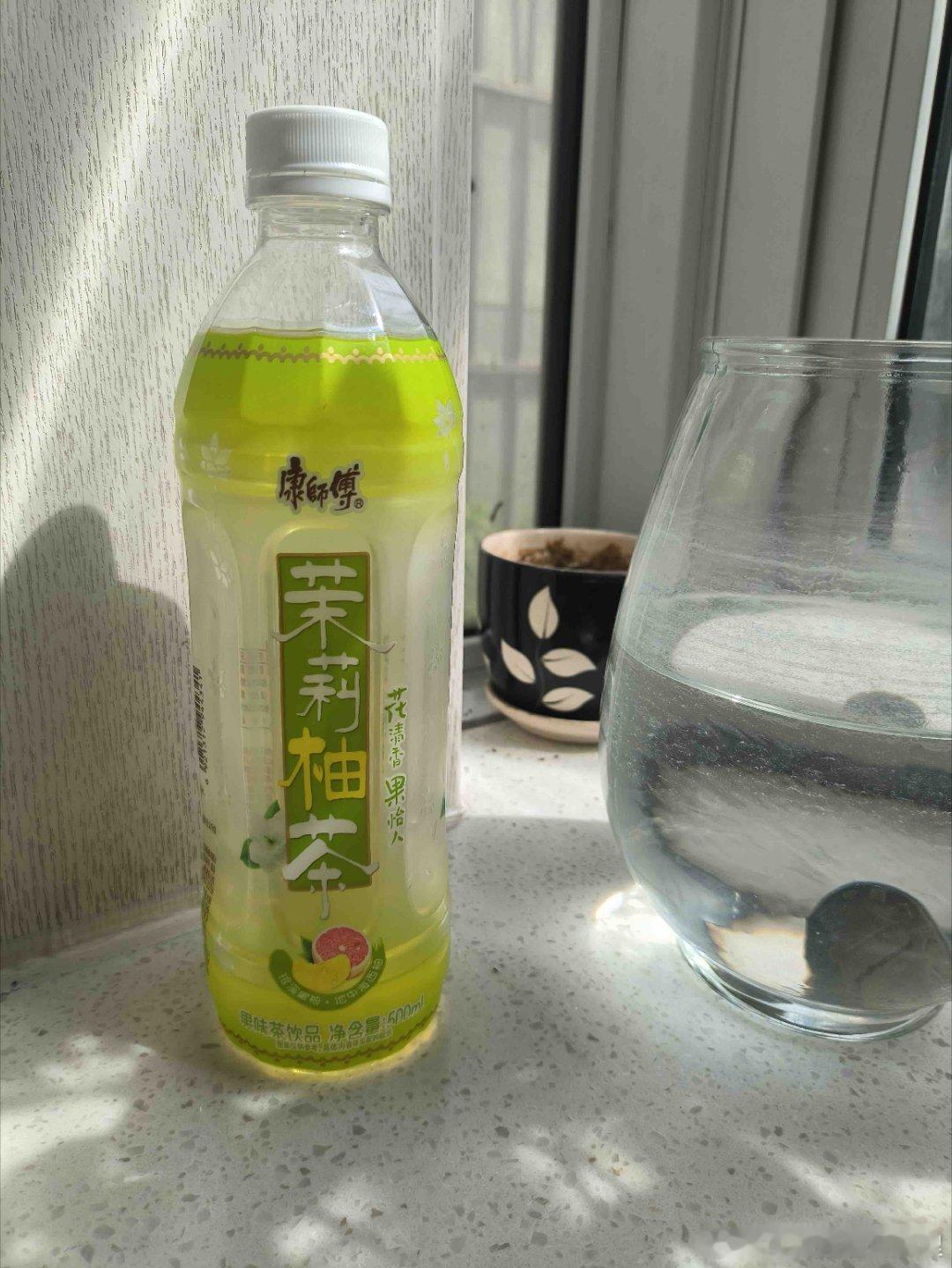 舒淇同款放松茉莉开清香来午后居家悠闲放空，喝上一口康师傅茉莉柚茶太惬意。口感清爽