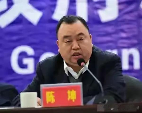 吓死我了，这些土财主。
贪污受贿了1400万，儿子就敢赌上百万的球，开着150万