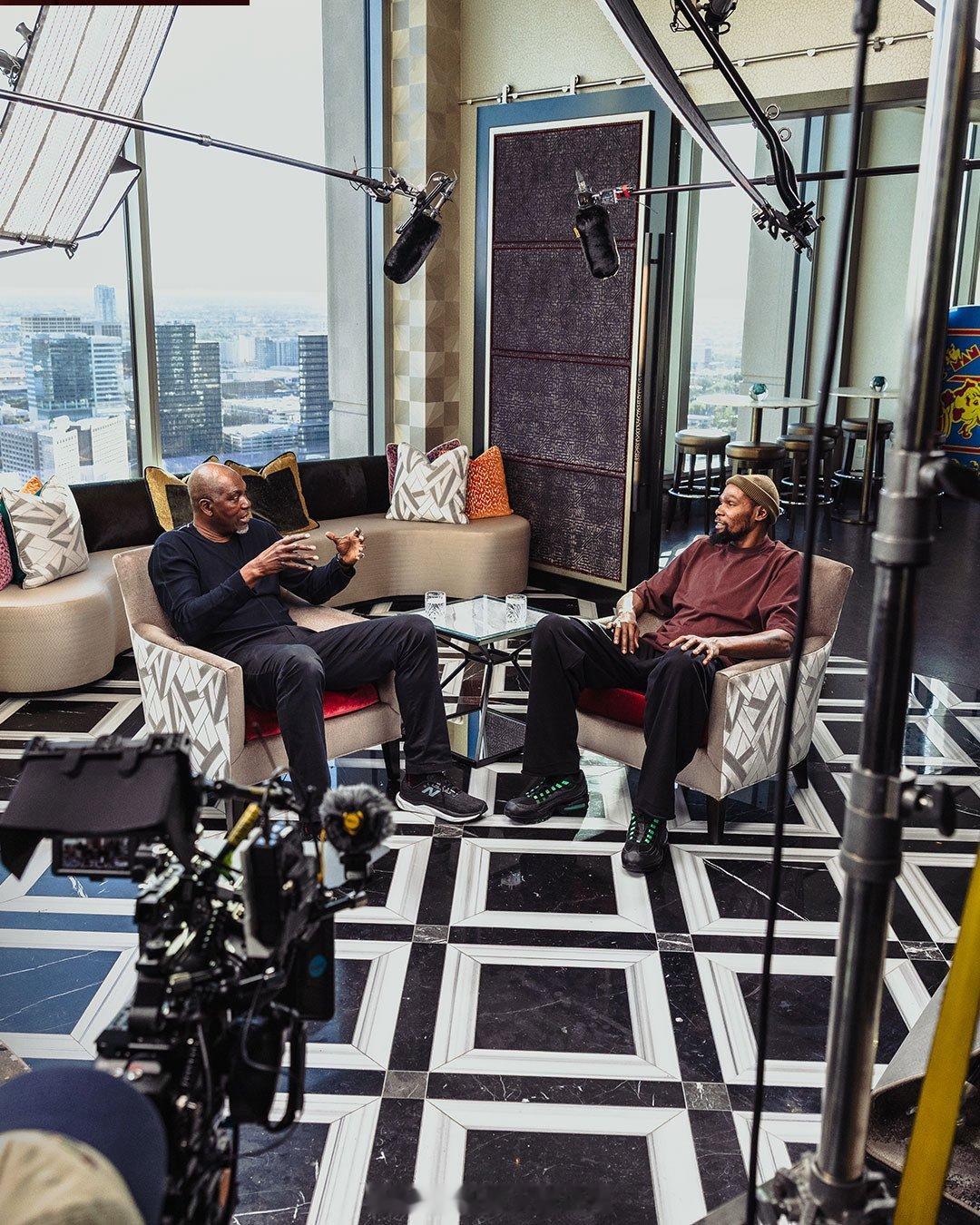 近日杜兰特在《Boardroom》节目中对话火箭传奇奥拉朱旺。节目中谈到自己效力