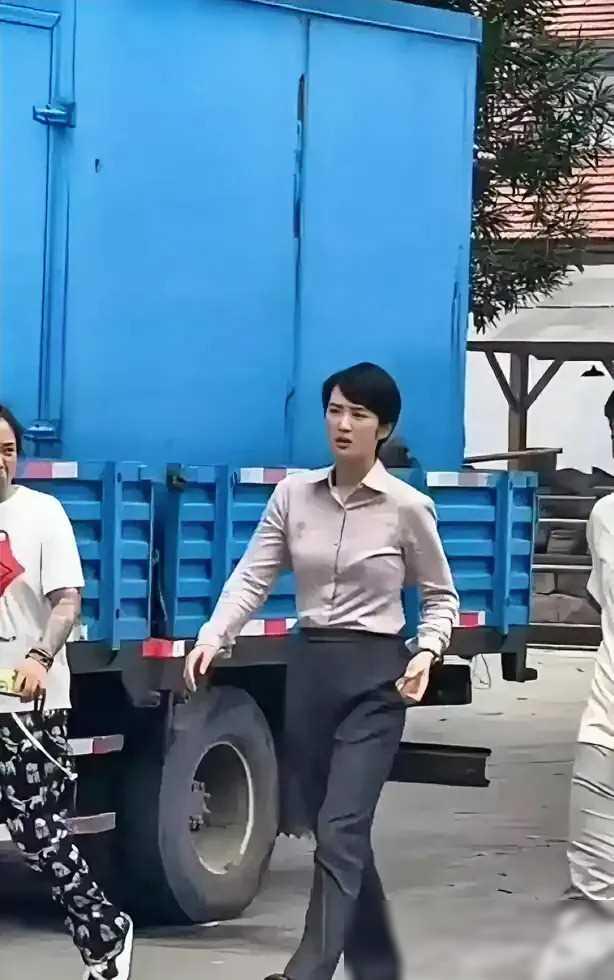 华为千金姚安娜，简直就像一股清风！她那豪放的步伐，飒爽的英姿，简直就是走在时代前