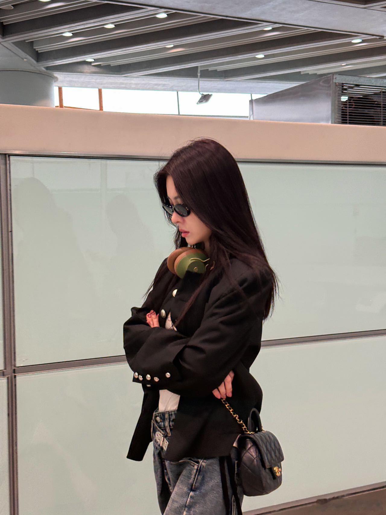 张碧晨出发长沙录制歌手翻看近期机场出行画面能看出姐姐状态特别在线，身形利落气质出