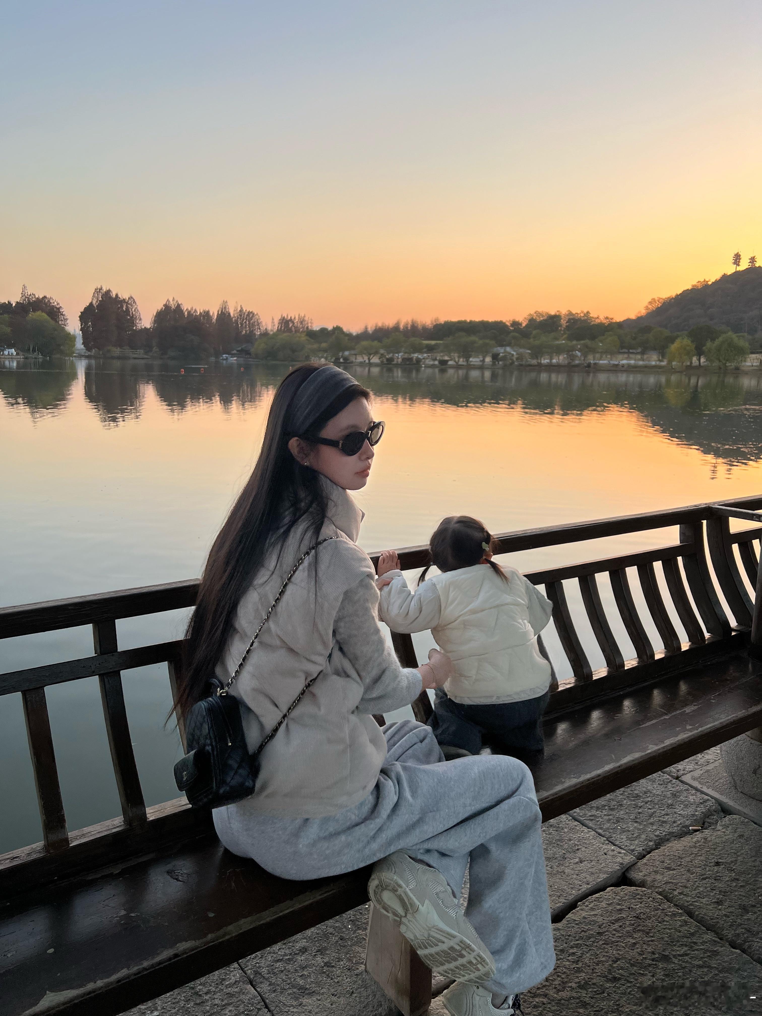 今日份遛娃 他爸拍的全是背影 