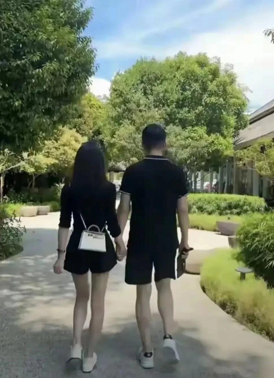还真是不是一家人不进一家门。大S前脚发了一张照片，马筱梅马上就发了一张一模一样的