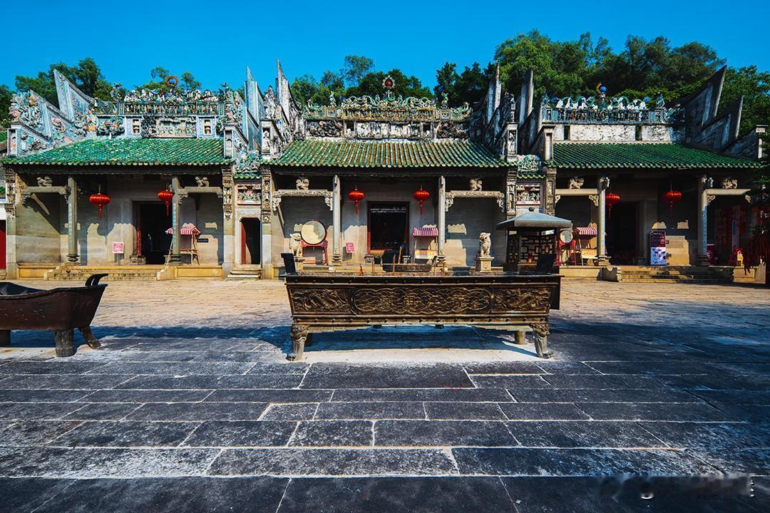 佛山三水芦苞镇的胥江祖庙又称芦苞祖庙，建筑规模宏大，并列供奉着观音大士的观音庙、