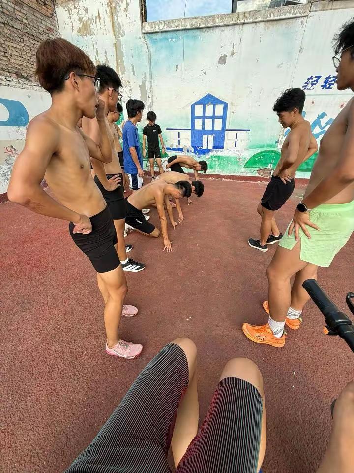 最近挺好的 皮肤晒黑了一点 成绩提了一点 认识了一群好的队友