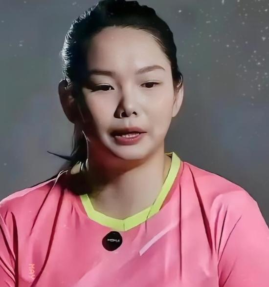 她扔掉球拍就往场边冲！马琳伸手拦不住，队友围上来她也不理，所有人都懵了，她的眼睛