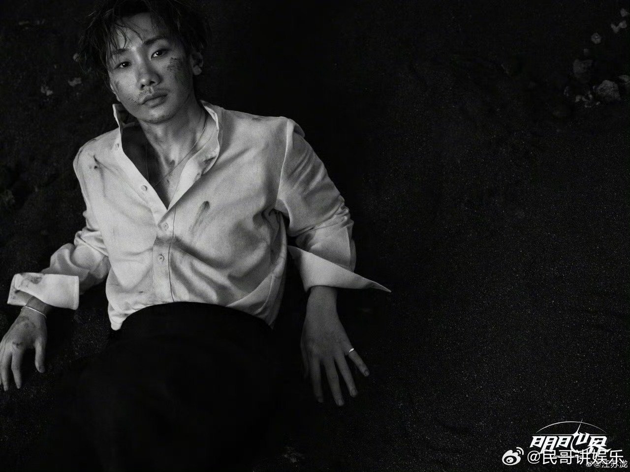 汪苏泷明日世界海报汪苏泷胡渣造型 汪苏泷胡渣造型氛围感封神，明日世界海报将末日浪