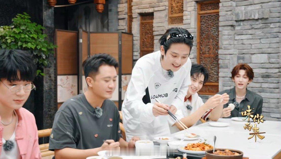 男艺人为了美食能有多没出息味你而来中，输了游戏的刘宇、符龙飞、许魏洲只能吃小饼，