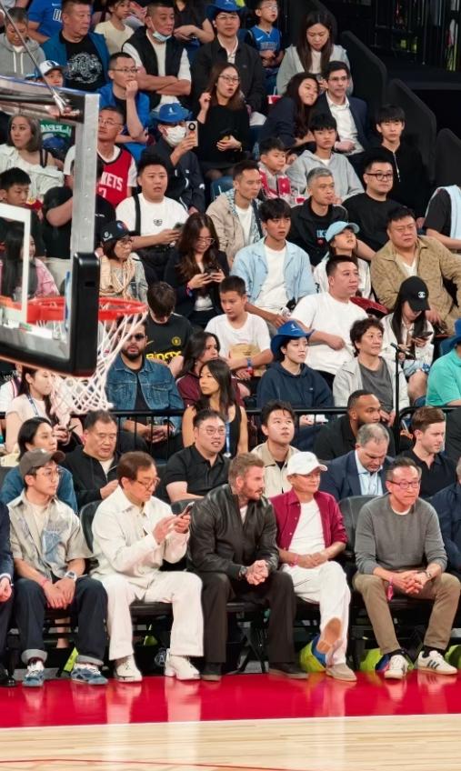泡泡玛特创始人王宁在昨天的NBA中国赛中，距离阿里创始人马云只有两个座位，中间隔