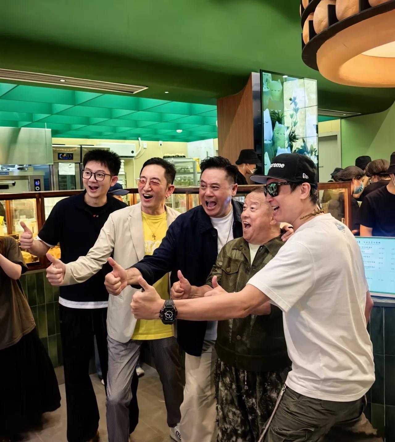 曾志伟带洪天明、吴启华、麦长青，现身佛山岭南天地，出席开业仪式！这个面包店好像就