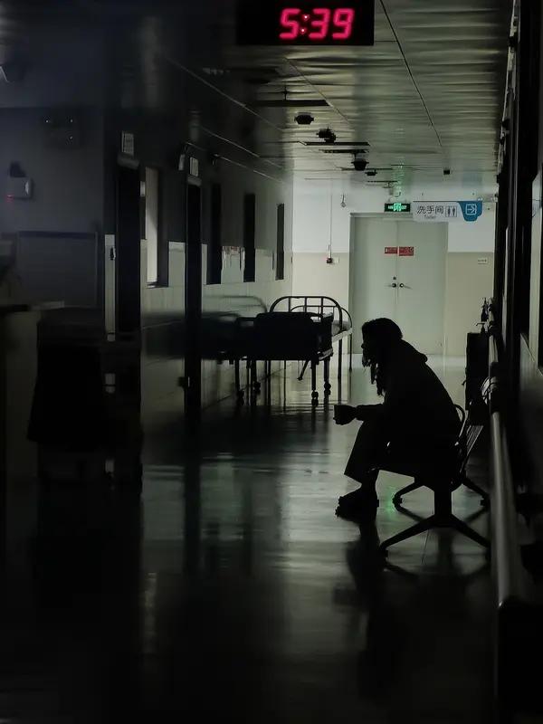 国际公认人生十级孤独，你占了几个？ 

诚实滴说，我1-9全中
 
1. 一级：