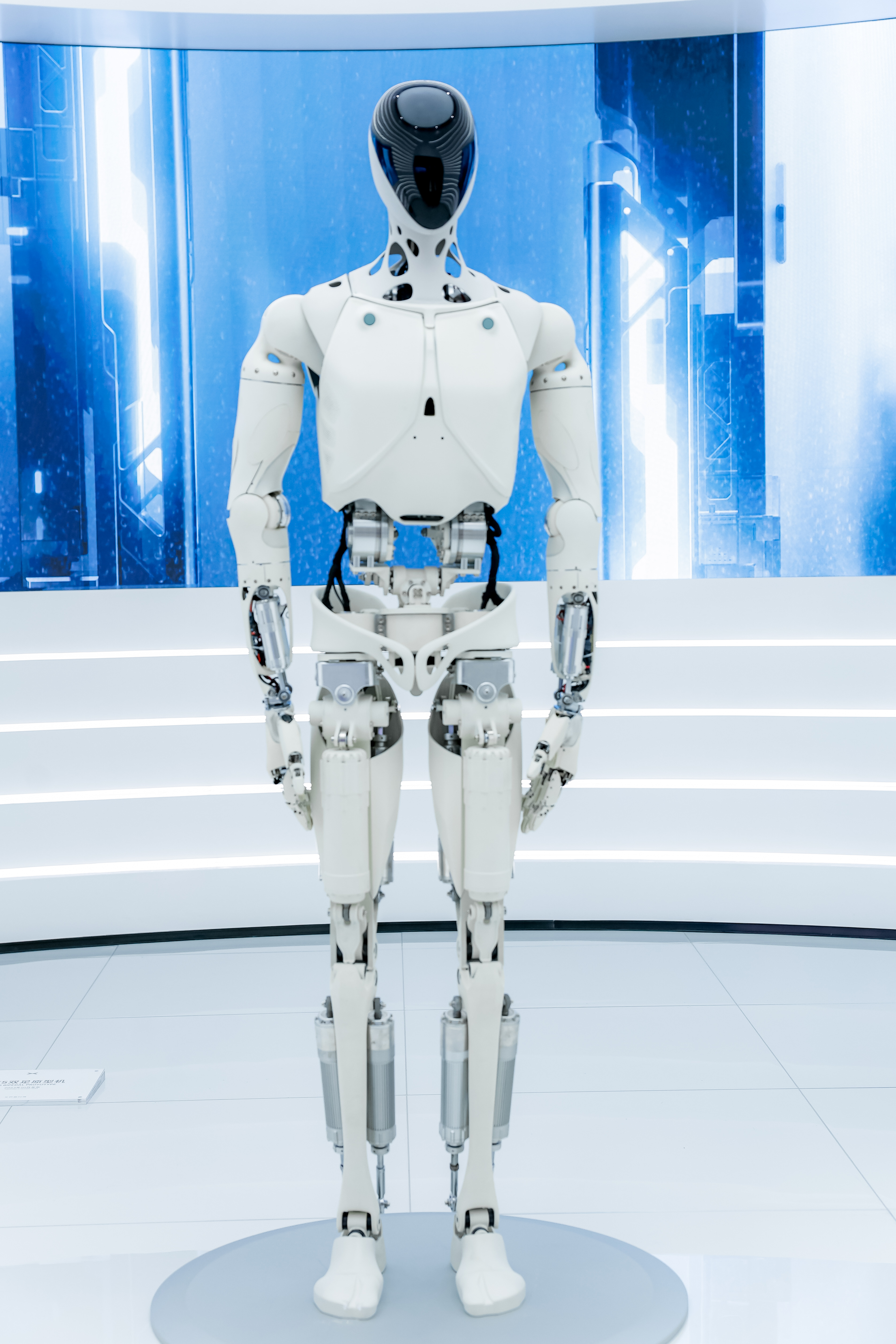 小鹏机器人会走猫步太像人了 小鹏全新的IRON人形机器人亮相！该机器人拥有1:1