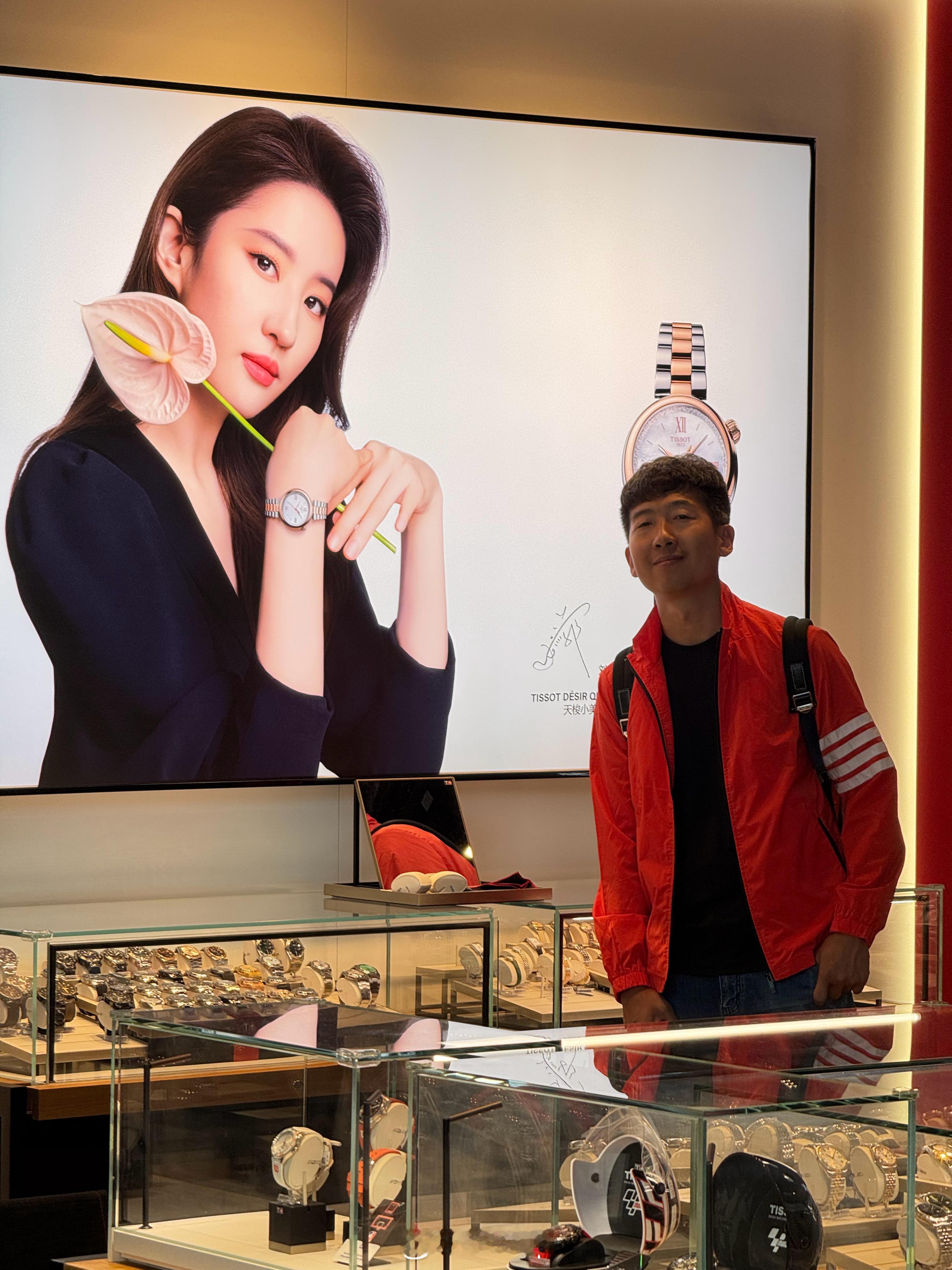 在重庆江北机场逛逛，我觉得这里还缺一个鸿蒙智行智界的展台，哈哈哈，那样我能多一张