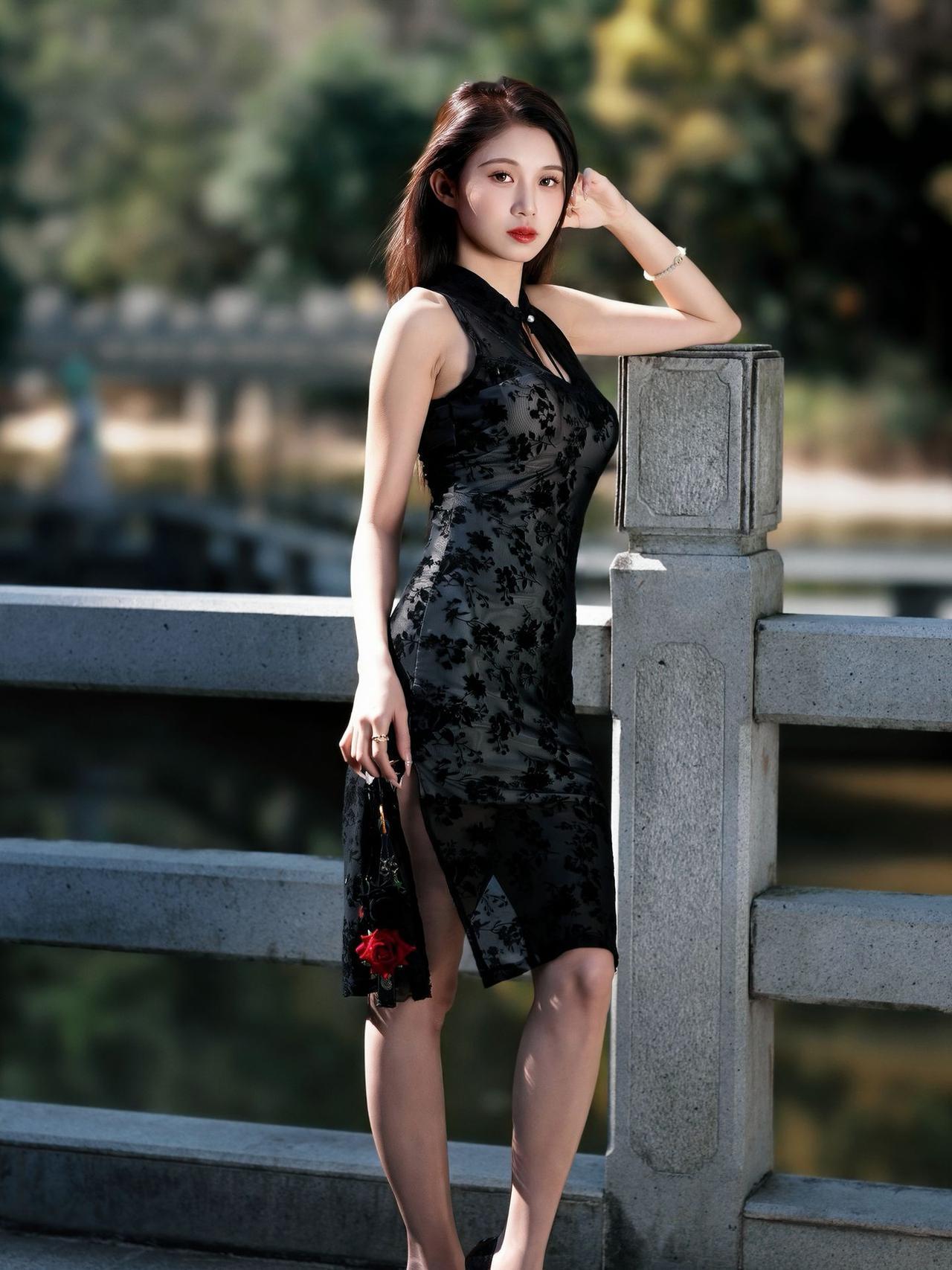 精致的刺绣花纹黑色旗袍！真的很有味道!