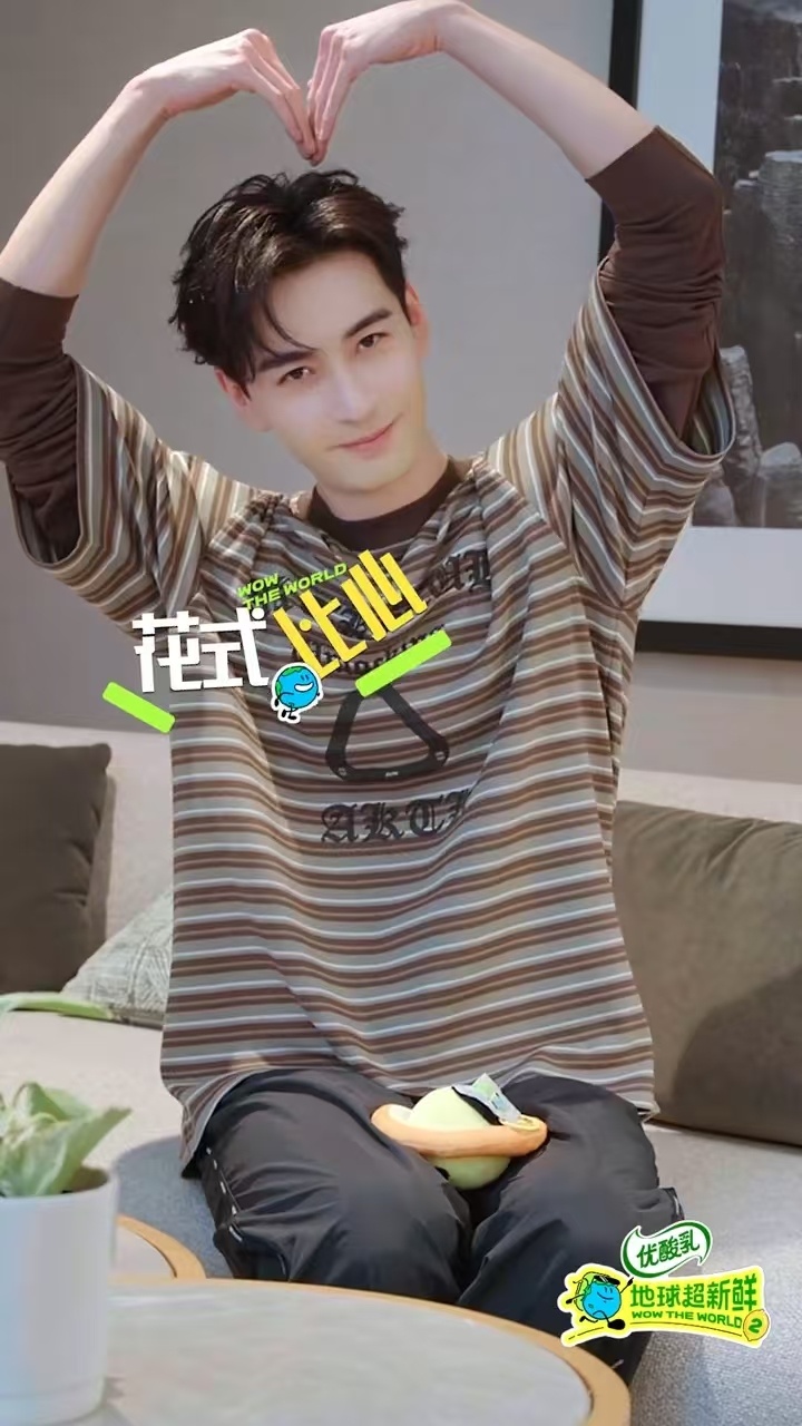 陈星旭你是懂比心的陈星旭比心还能这么玩 陈星旭的比心挺有自己的风格，反手的动作让