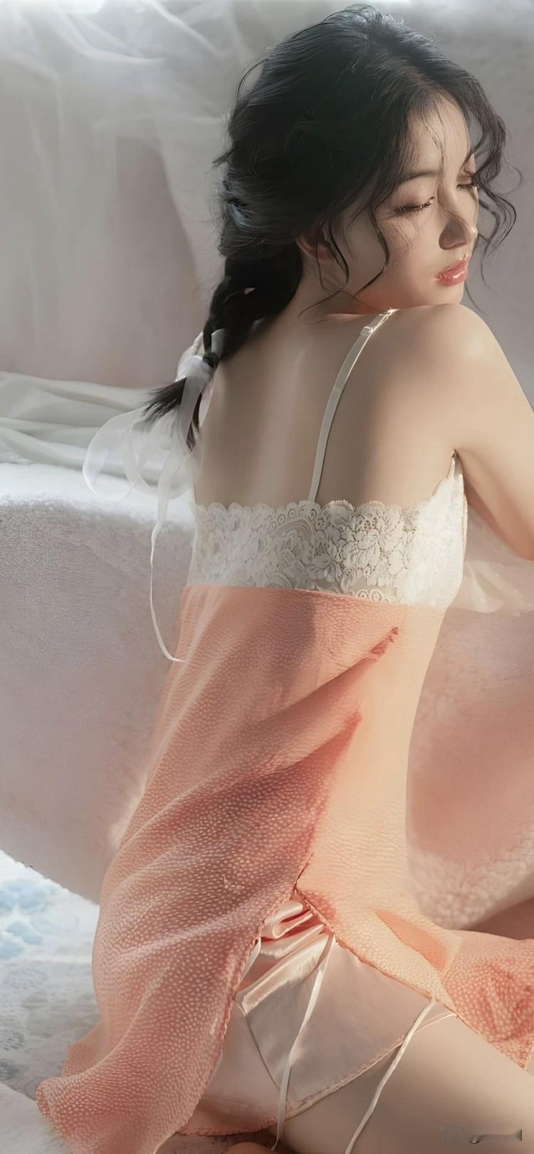 一缕青丝绾玉簪，半遮云袂倚床酣。
粉纱轻覆凝脂背，白缕微勾软玉颔。
睫底春痕藏晓