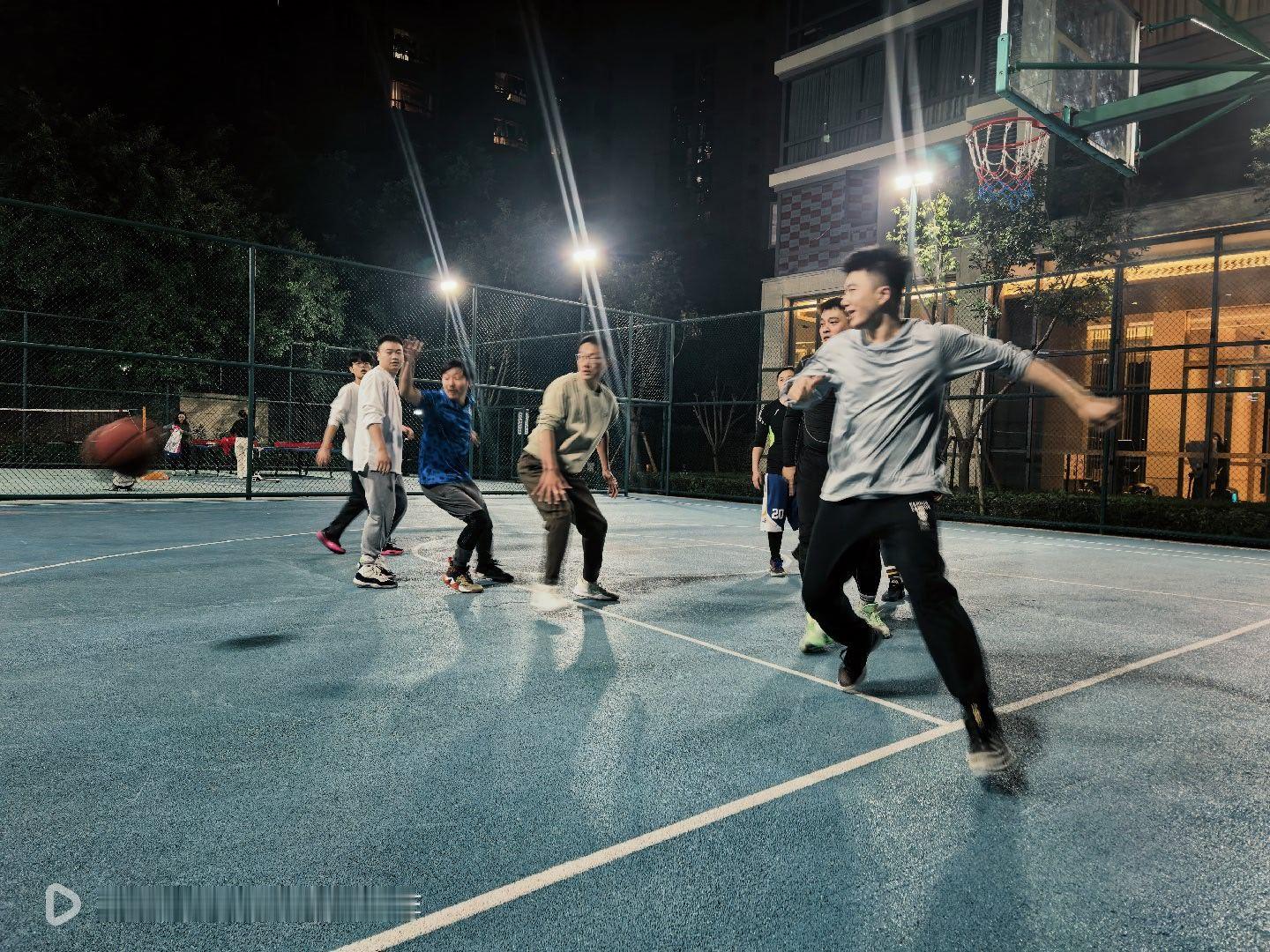 今天也不知道该发什么，就去打了会球…… 