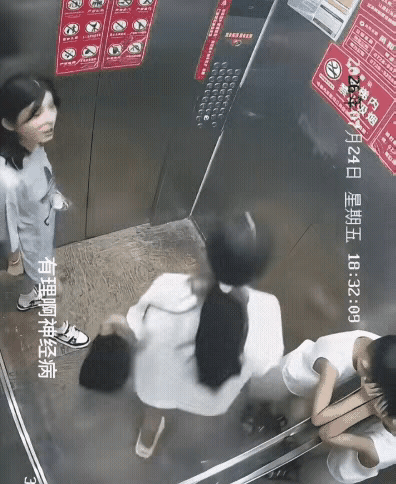 湖北仙桃这位妈妈这次火了。为人父母不做表率却教唆孩子不讲公德。孩子妈妈在家门口慢