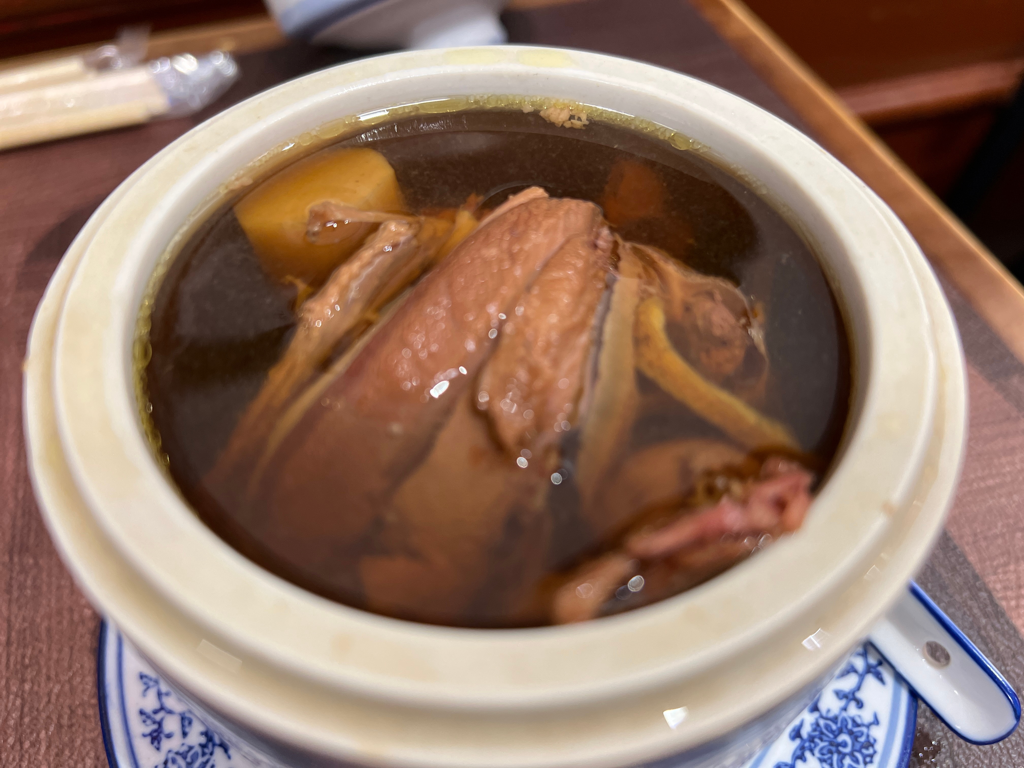 第一次吃广式苍蝇馆。当归炖老鸽，板栗炖乌鸡，笋干虾饺，黑芝麻糊。汤好喝很暖胃，量