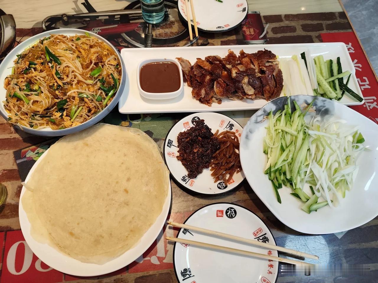 今日立春，两个六零后到饼店吃春饼
说是咬春应个景，其实是不想做饭了[偷笑]
晒图