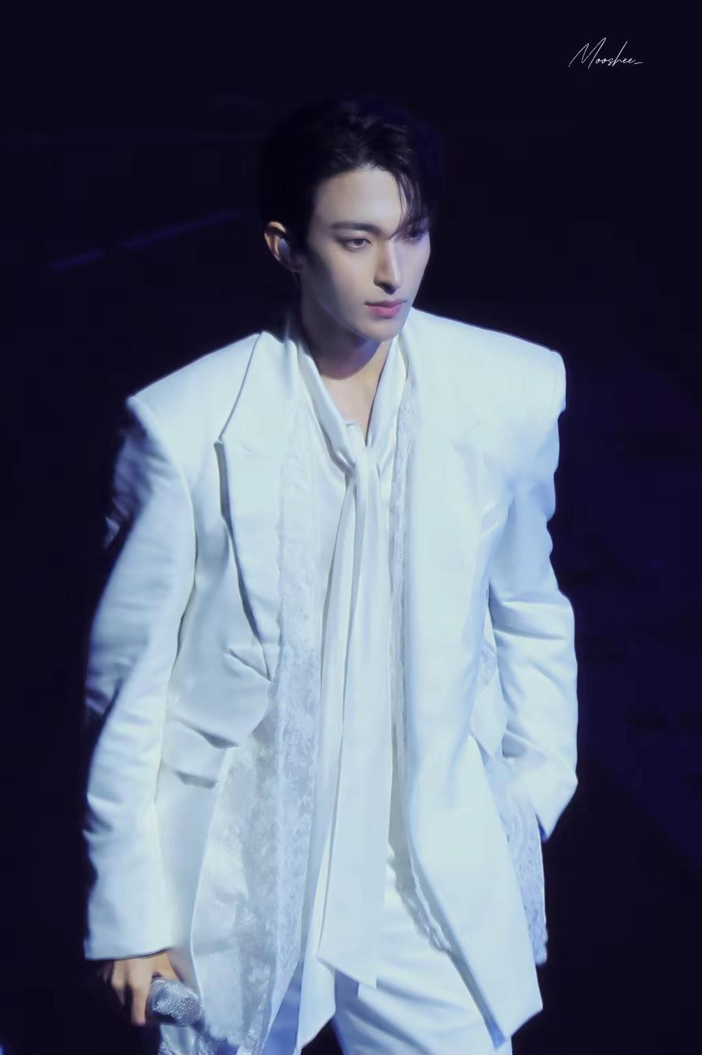 👑。终于交完作业了，奖励自己p个图🤓李硕珉 seventeen dk