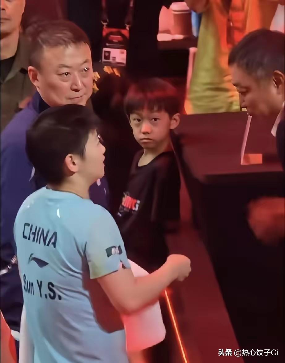 刘国粱来看莎莎的比赛，结束后马琳带着莎莎来看刘国粱。莎莎看到老领导，特别的高兴，