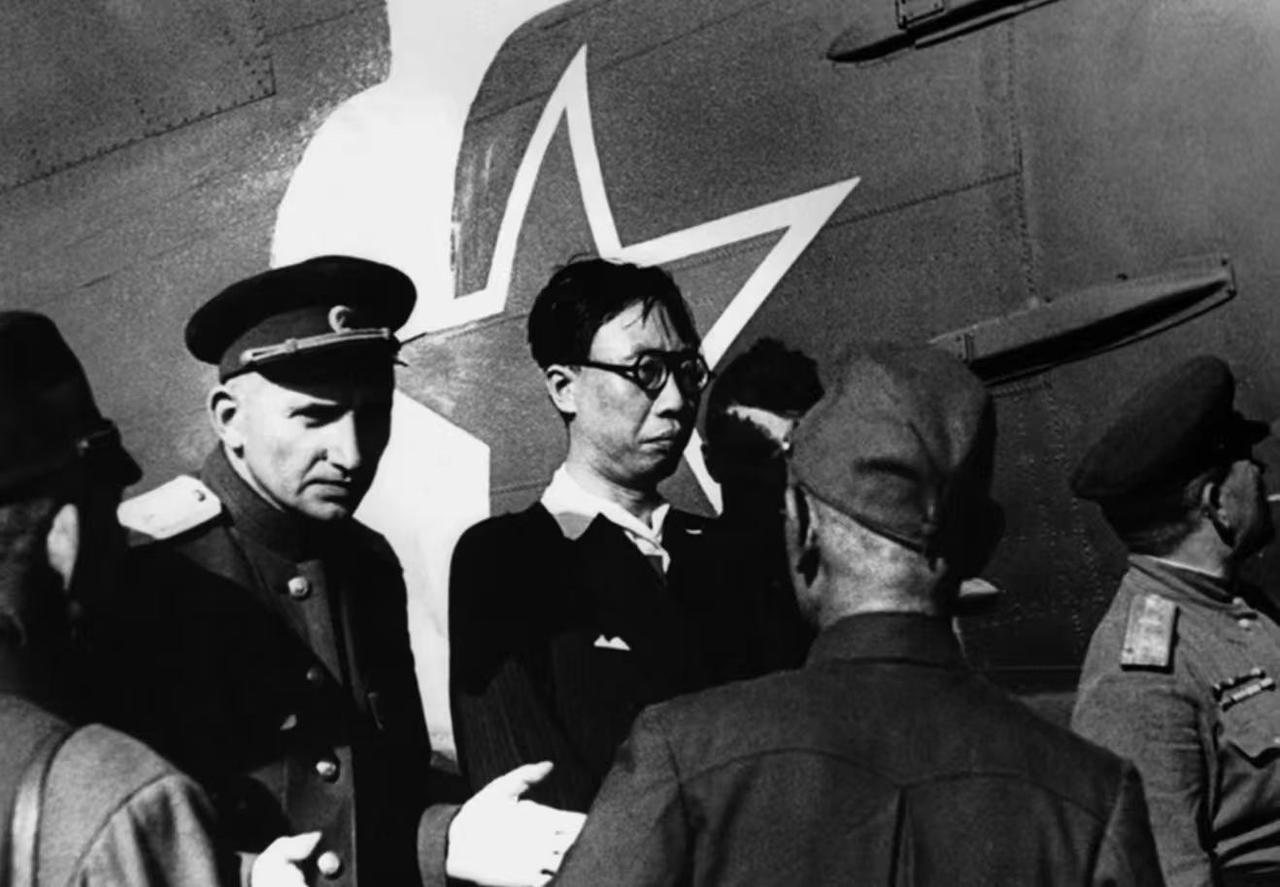 1945 苏军光复东北之七三一战犯审判 历史影像！

图一为溥仪乘机出逃未遂被苏