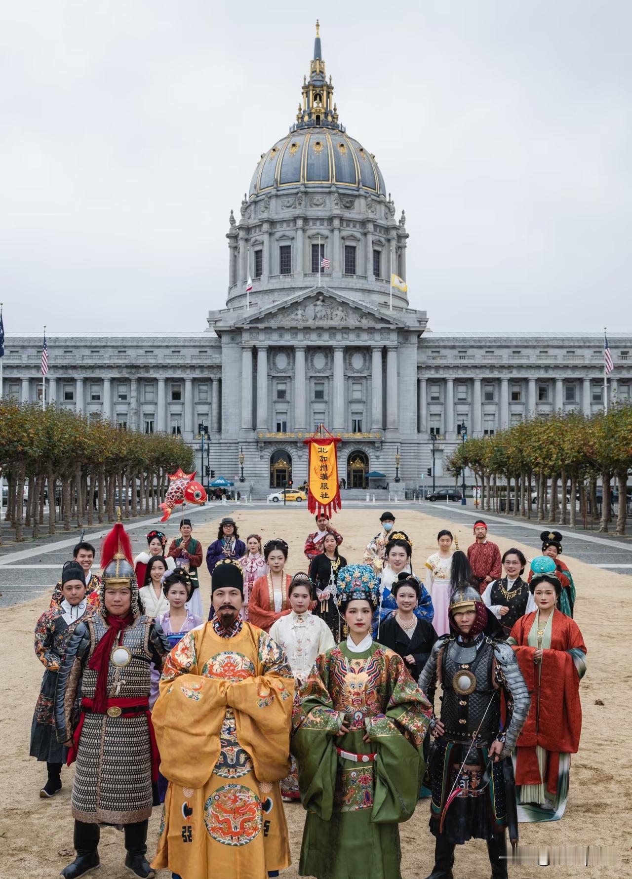 周六是全球汉服出行日，全球各地的汉服爱好者身穿汉服庆祝5000年的汉服文化，从美