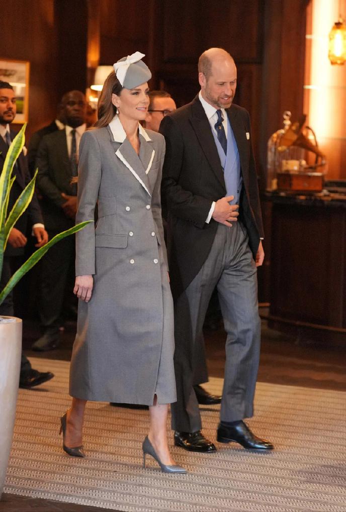 凯特新衣的小心机[鼓掌]
从她垂至腰间的炫丽秀发，
可以留意到背后隐藏的腰封，