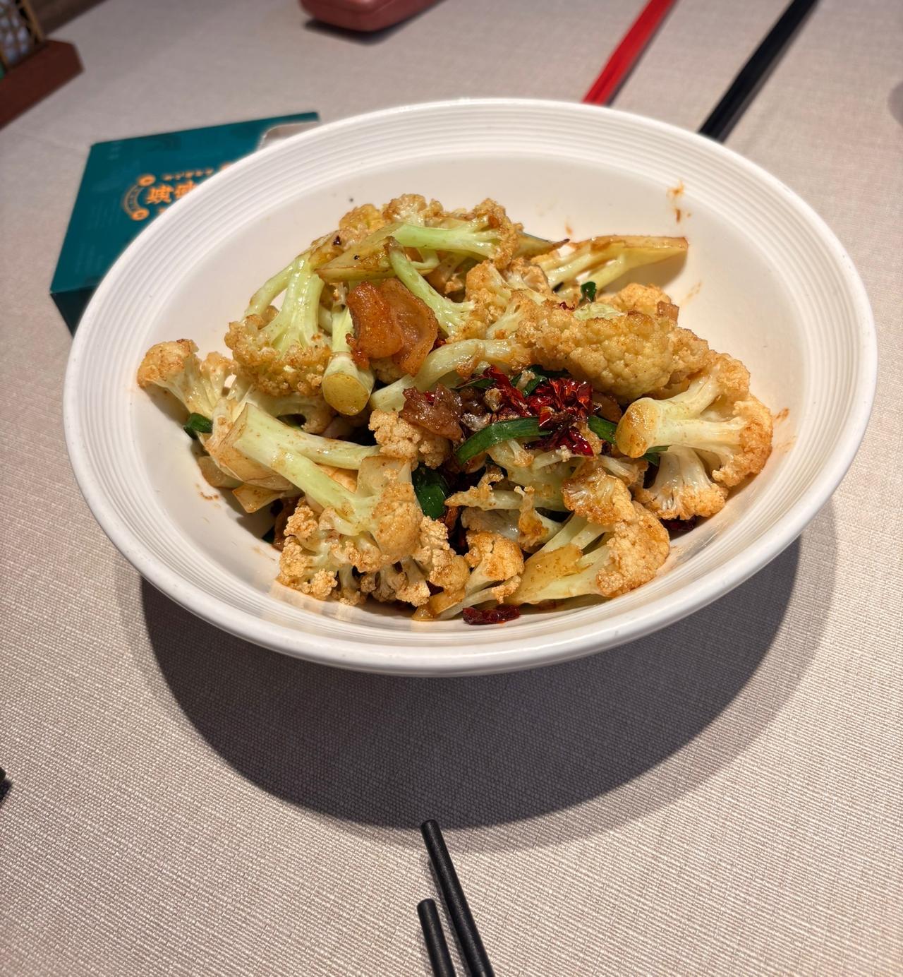 朋友和我说去外面饭店里面吃饭，
尽量不要点花菜或者西兰花，

我说为什么呢？
花