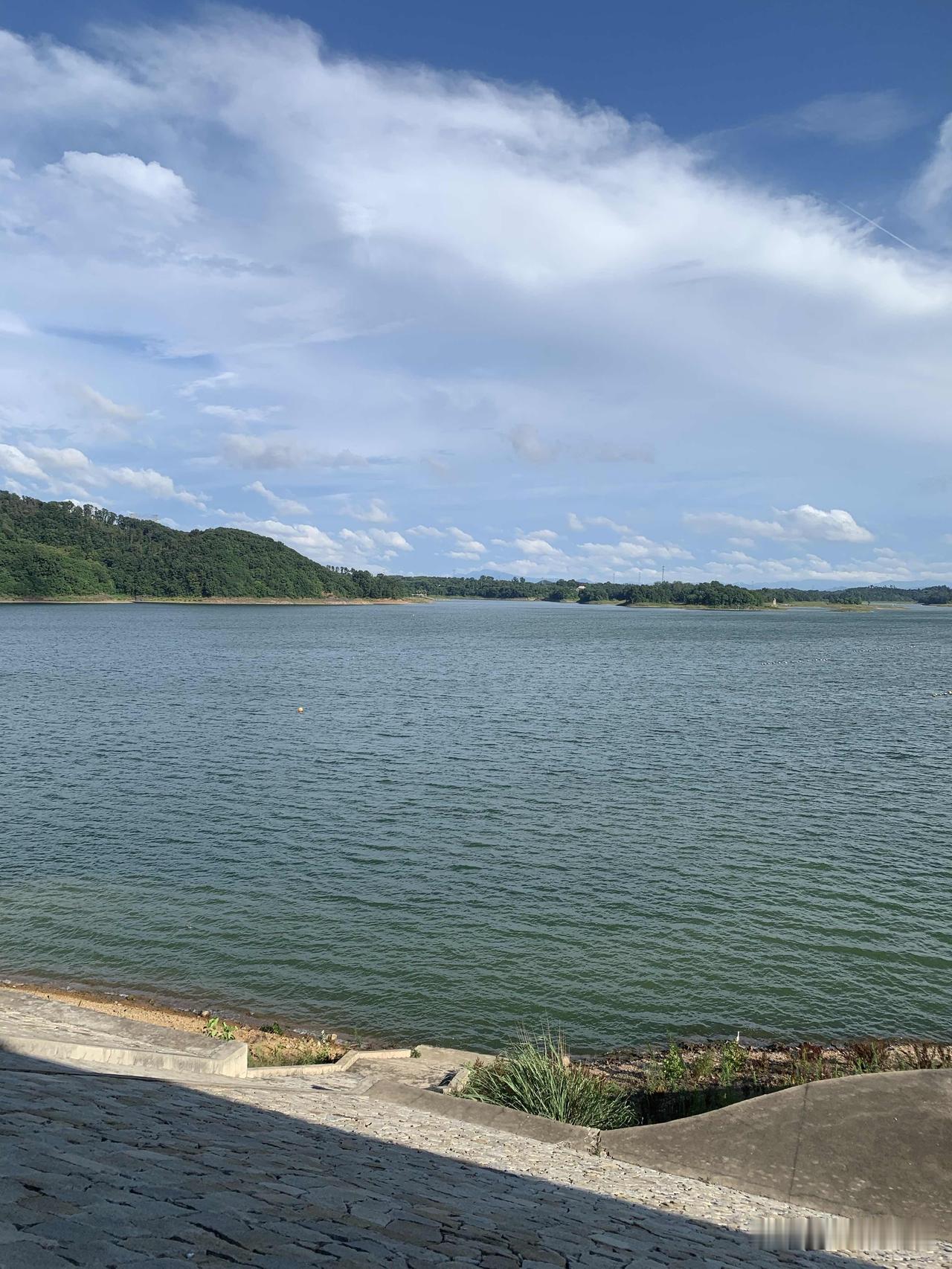 平时在市区看天空，即使蓝天白云晴空万里，但是看不到完整的风景。
在信阳南湾湖看蓝