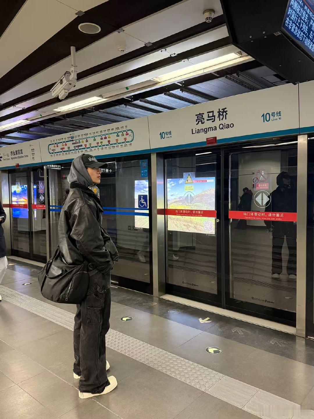 上次坐地铁打工的艺人还是梓渝笑不活了！谁能想到艺人也坐地铁扫楼啊！《声鸣远扬 2