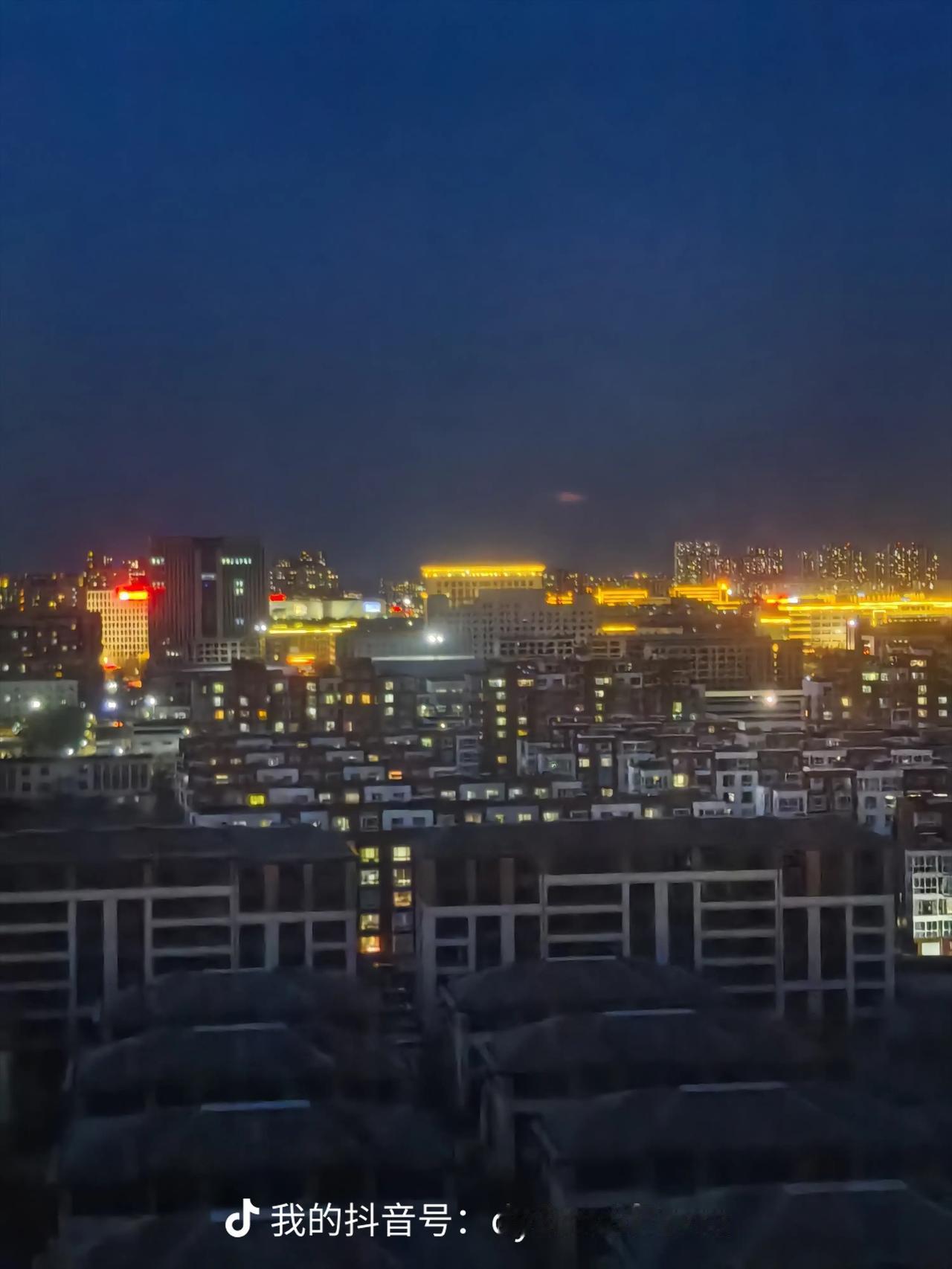 随手拍张照片分享手机里最美风景站在后阳台，拍摄东营南一路以北的夜景。灯火阑珊处，