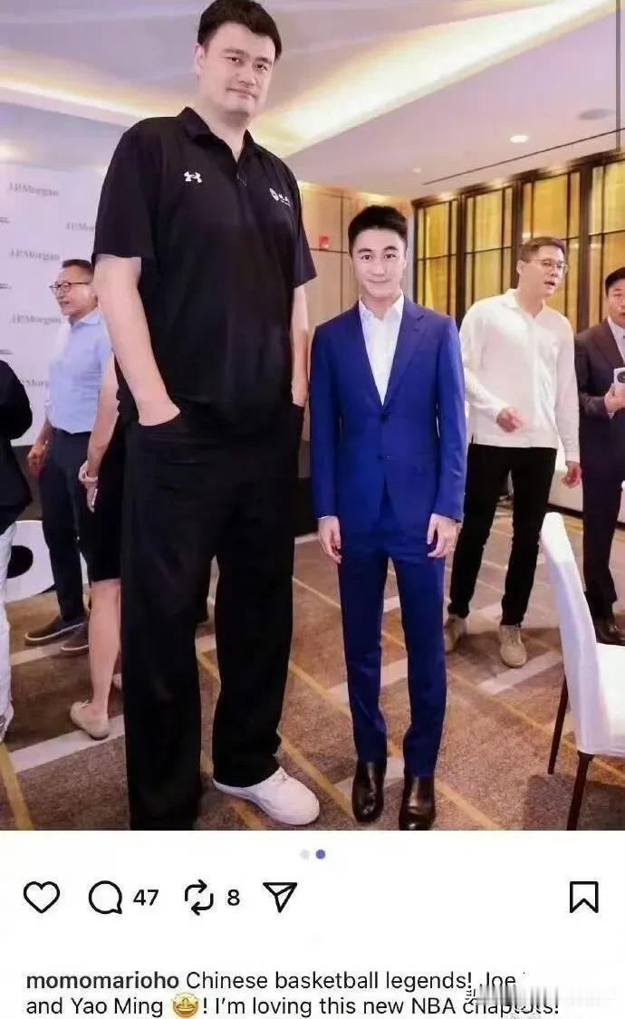 何猷君与姚明合影，这……，原谅我不厚道的笑了！
何猷君在社交平台晒出与姚明的合照