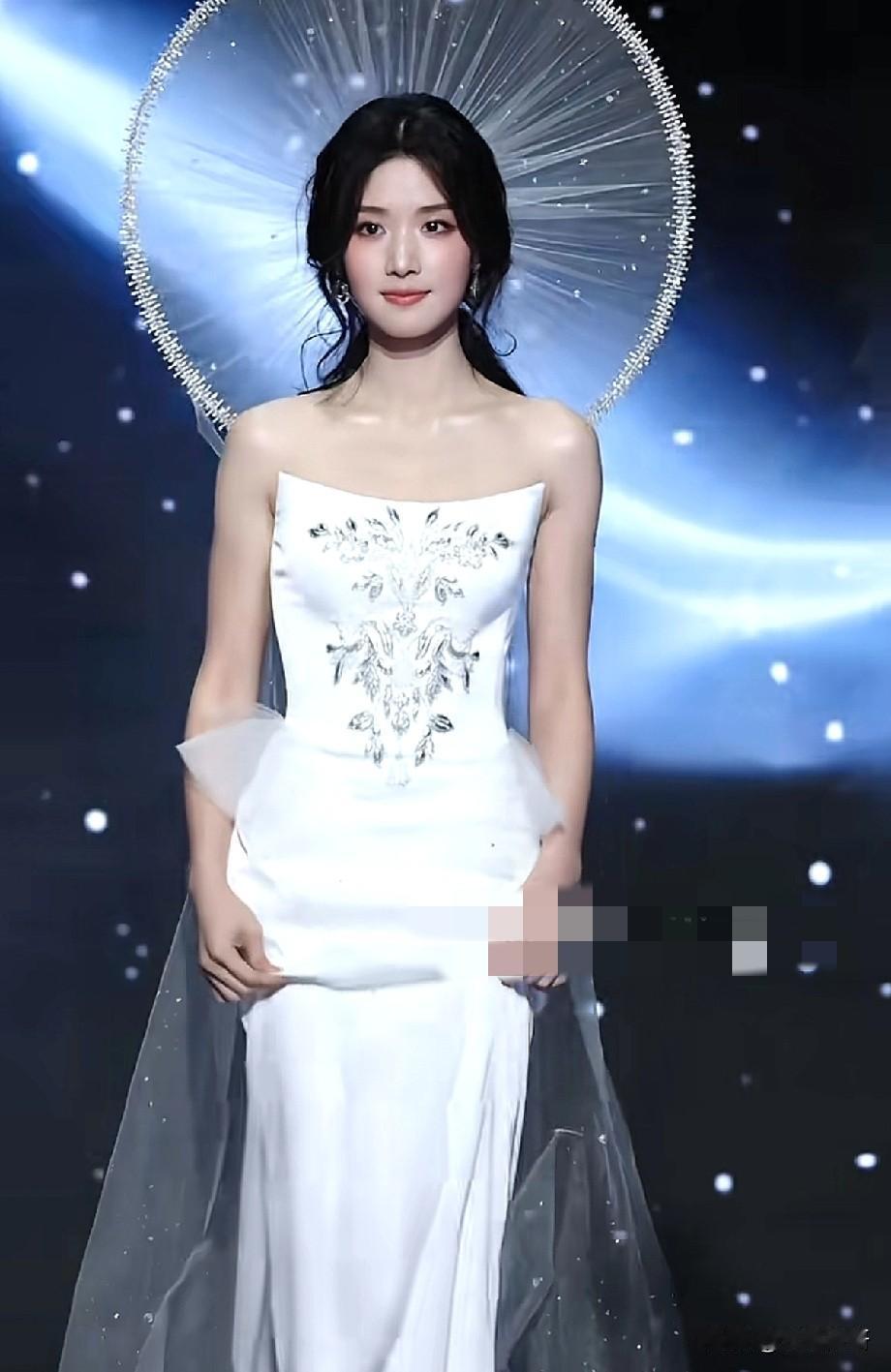 从始至终还是eat不到卢昱晓[黑脸]这次妆造的的主题也特别好“永恒序曲”追光的人